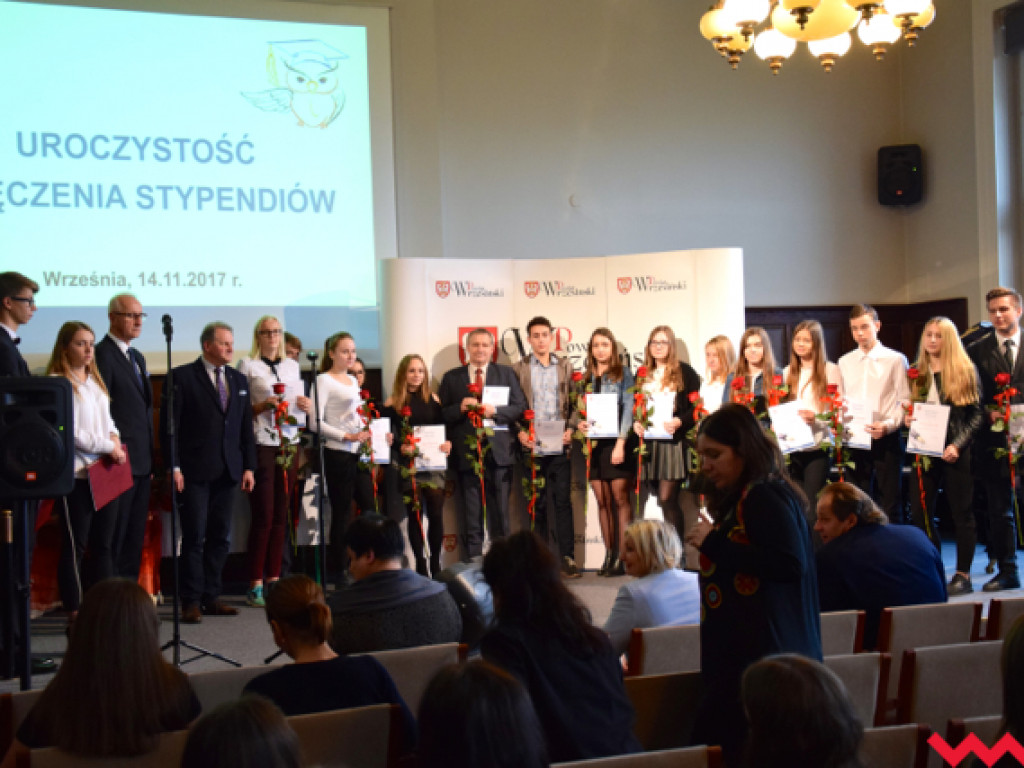 Pomoc finansowa dla najzdolniejszej młodzieży powiatu wrzesińskiego. Starosta wręczył stypendia