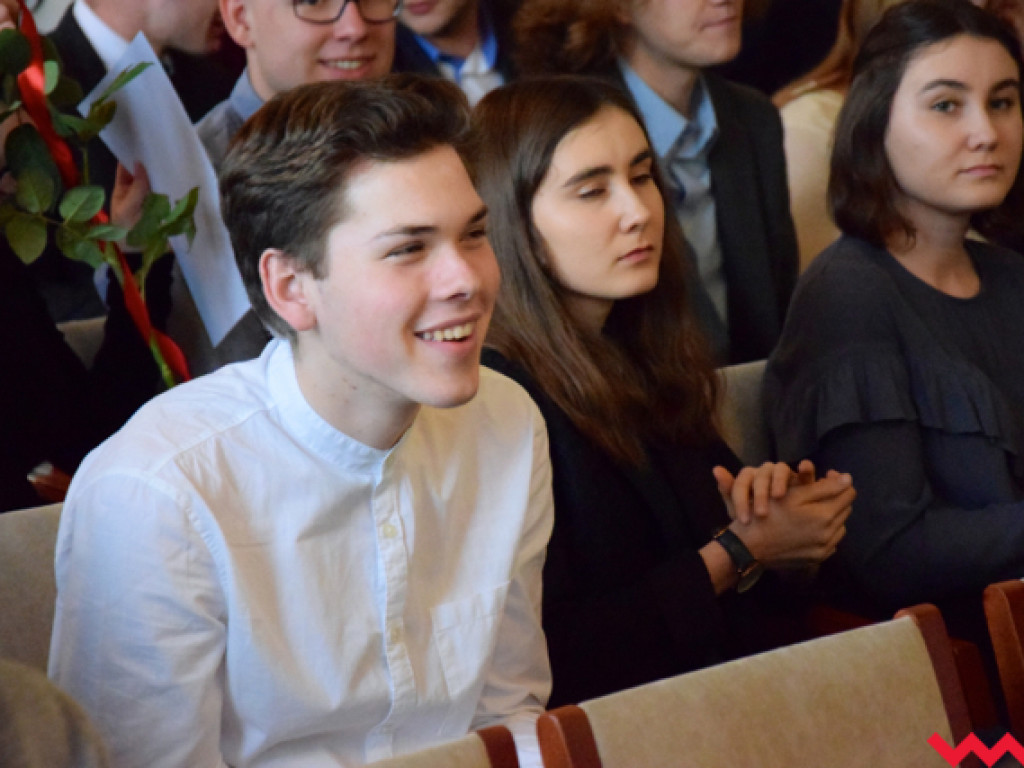 Pomoc finansowa dla najzdolniejszej młodzieży powiatu wrzesińskiego. Starosta wręczył stypendia