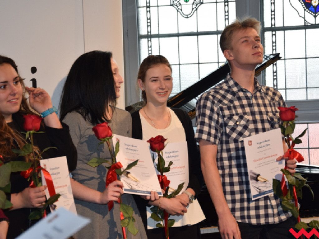 Pomoc finansowa dla najzdolniejszej młodzieży powiatu wrzesińskiego. Starosta wręczył stypendia