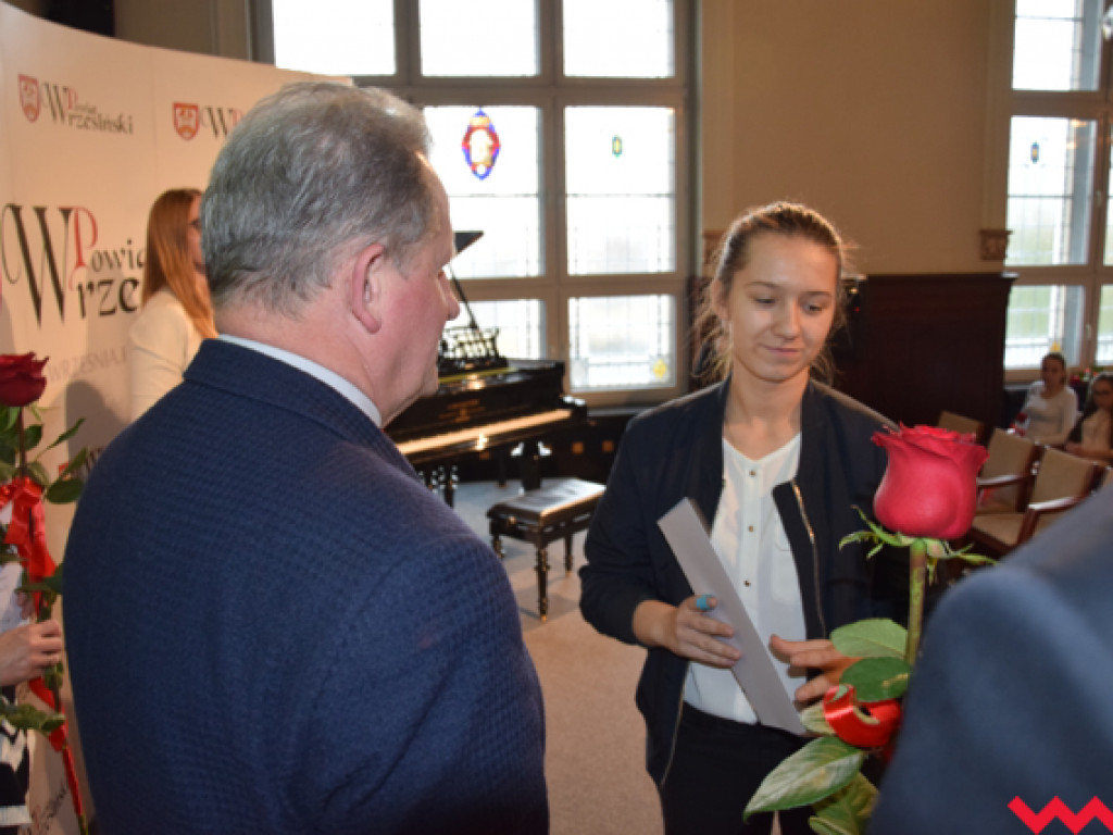 Pomoc finansowa dla najzdolniejszej młodzieży powiatu wrzesińskiego. Starosta wręczył stypendia