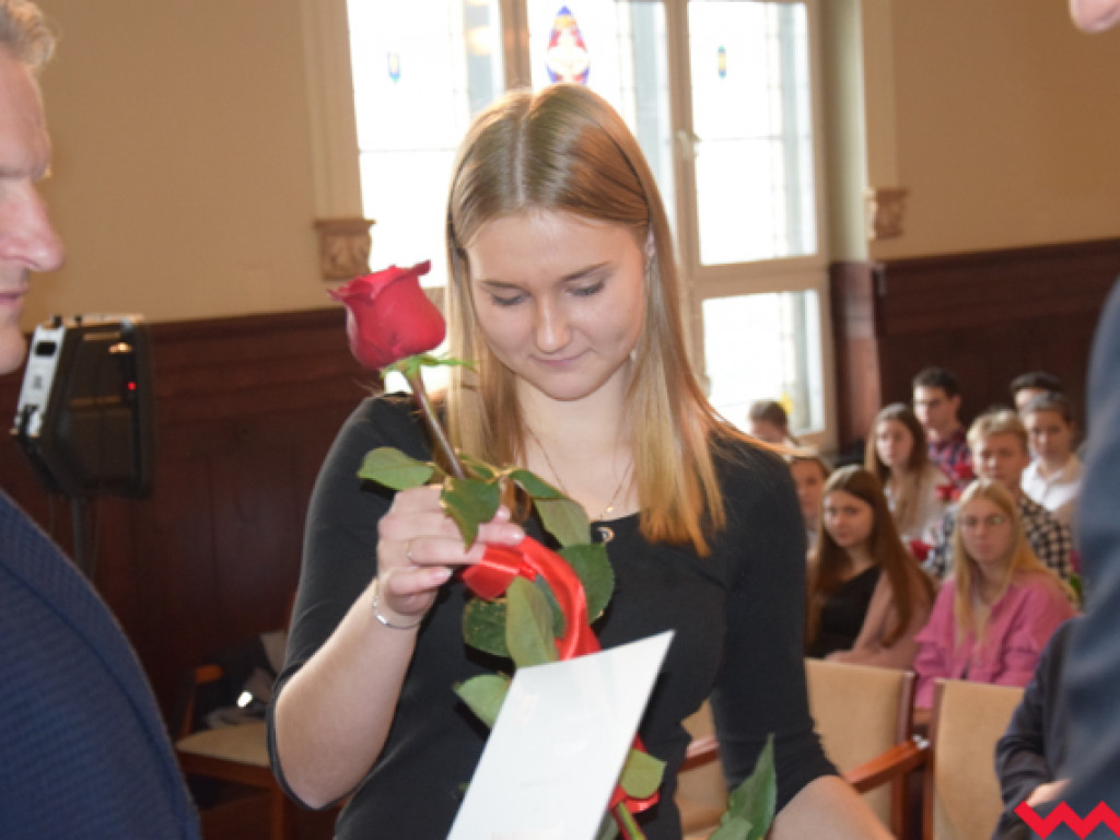 Pomoc finansowa dla najzdolniejszej młodzieży powiatu wrzesińskiego. Starosta wręczył stypendia