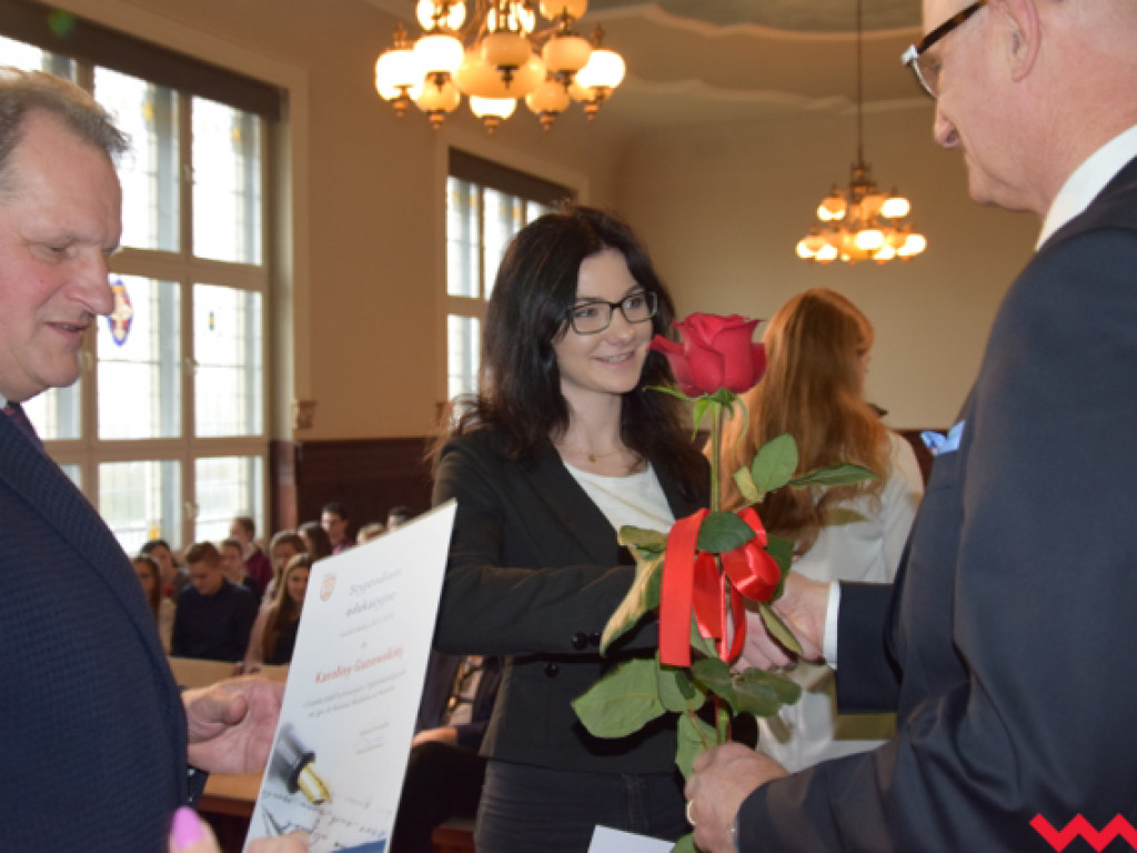 Pomoc finansowa dla najzdolniejszej młodzieży powiatu wrzesińskiego. Starosta wręczył stypendia