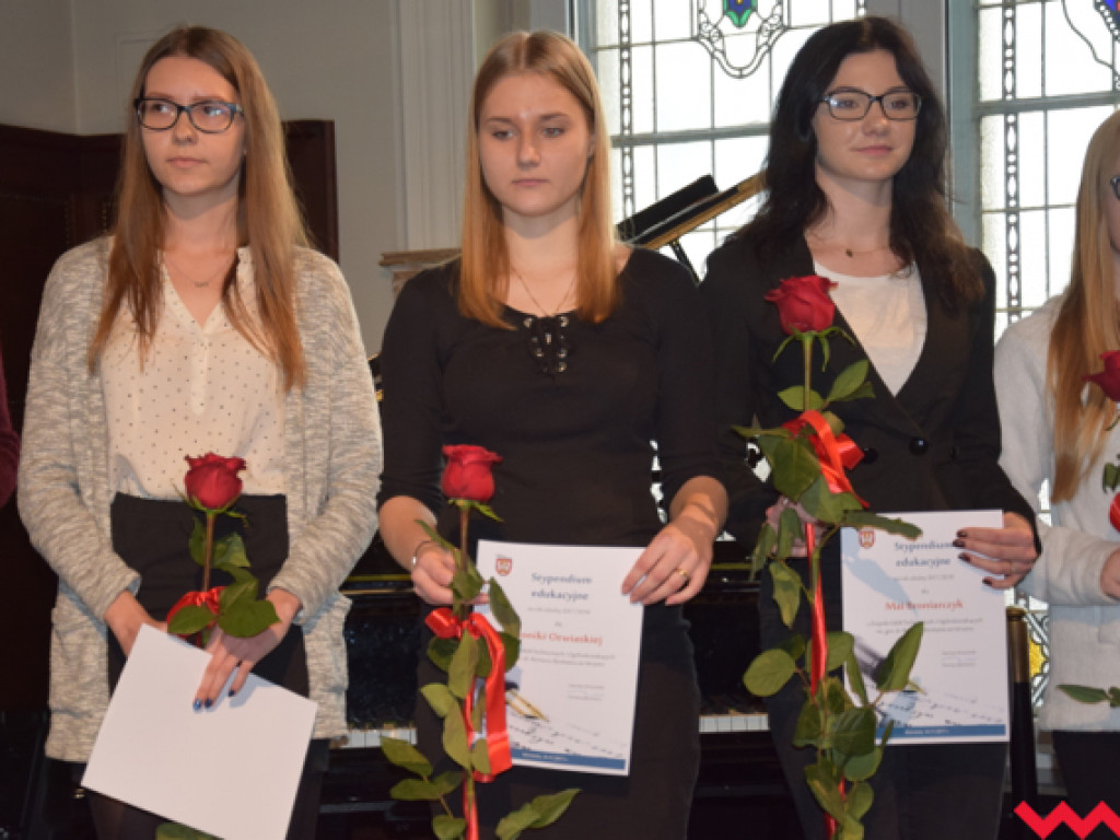 Pomoc finansowa dla najzdolniejszej młodzieży powiatu wrzesińskiego. Starosta wręczył stypendia
