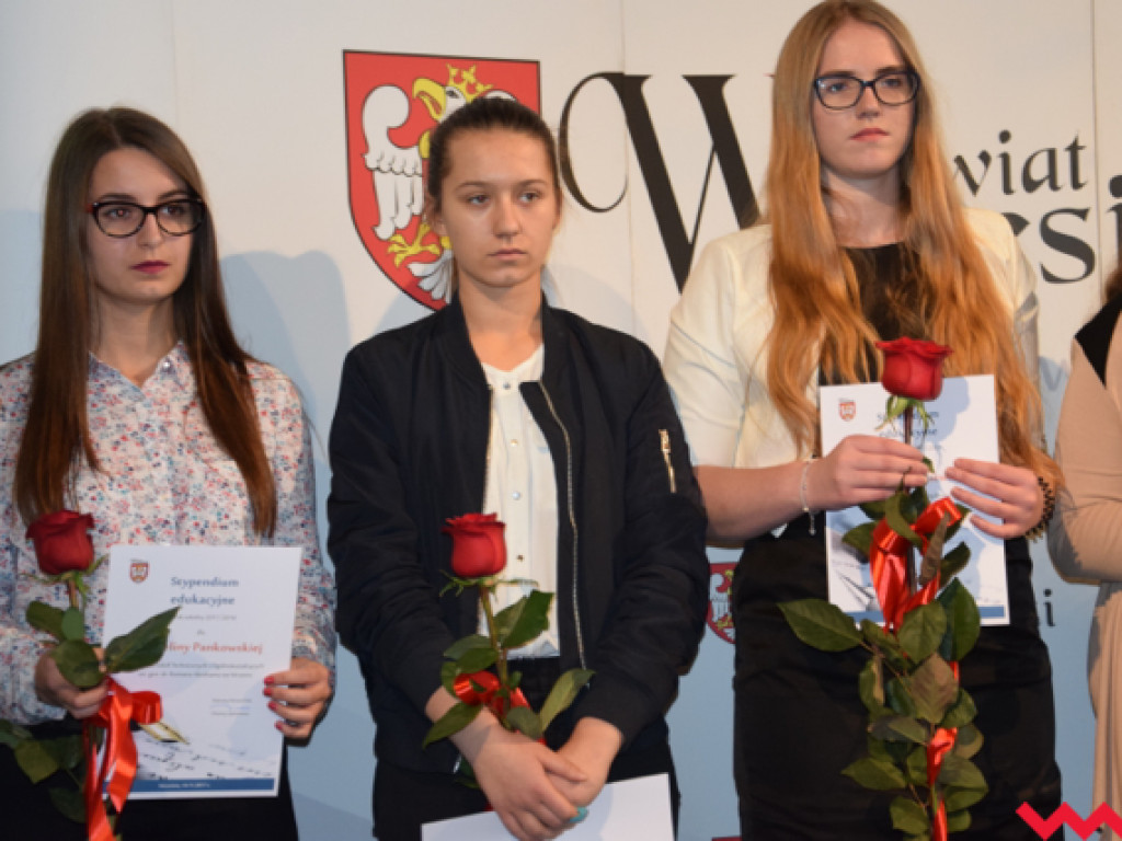 Pomoc finansowa dla najzdolniejszej młodzieży powiatu wrzesińskiego. Starosta wręczył stypendia