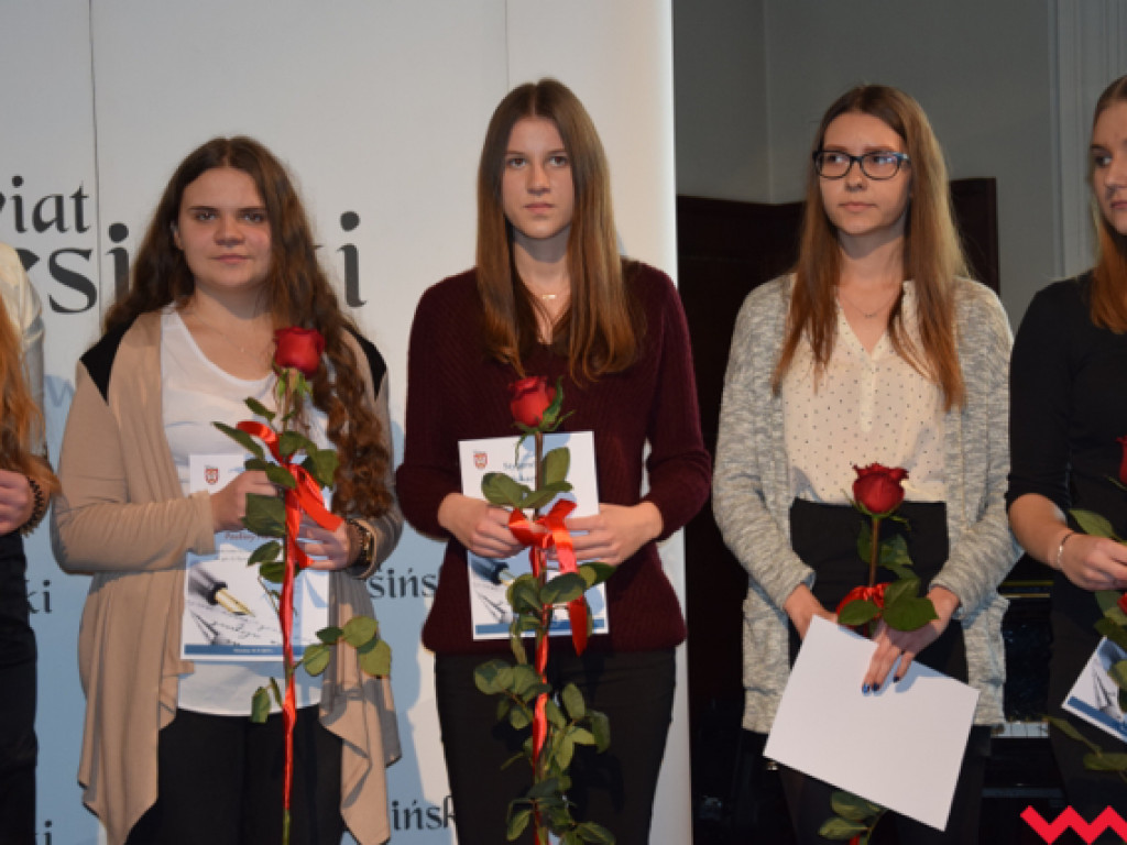 Pomoc finansowa dla najzdolniejszej młodzieży powiatu wrzesińskiego. Starosta wręczył stypendia