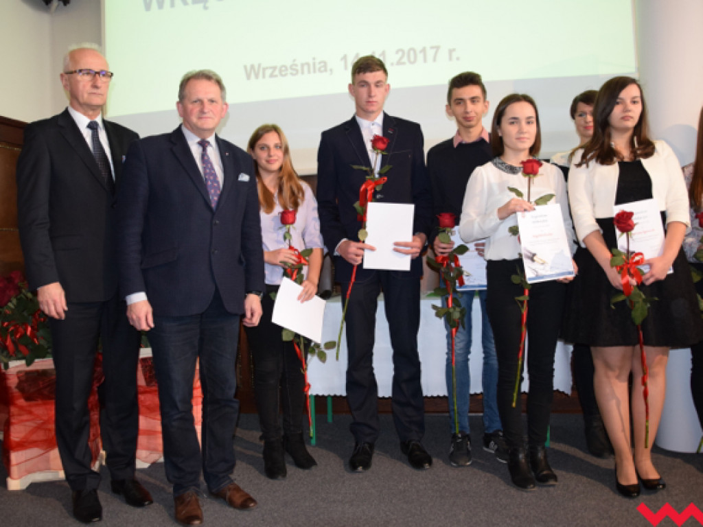 Pomoc finansowa dla najzdolniejszej młodzieży powiatu wrzesińskiego. Starosta wręczył stypendia