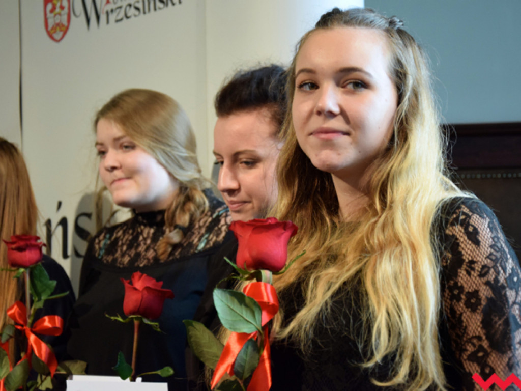 Pomoc finansowa dla najzdolniejszej młodzieży powiatu wrzesińskiego. Starosta wręczył stypendia