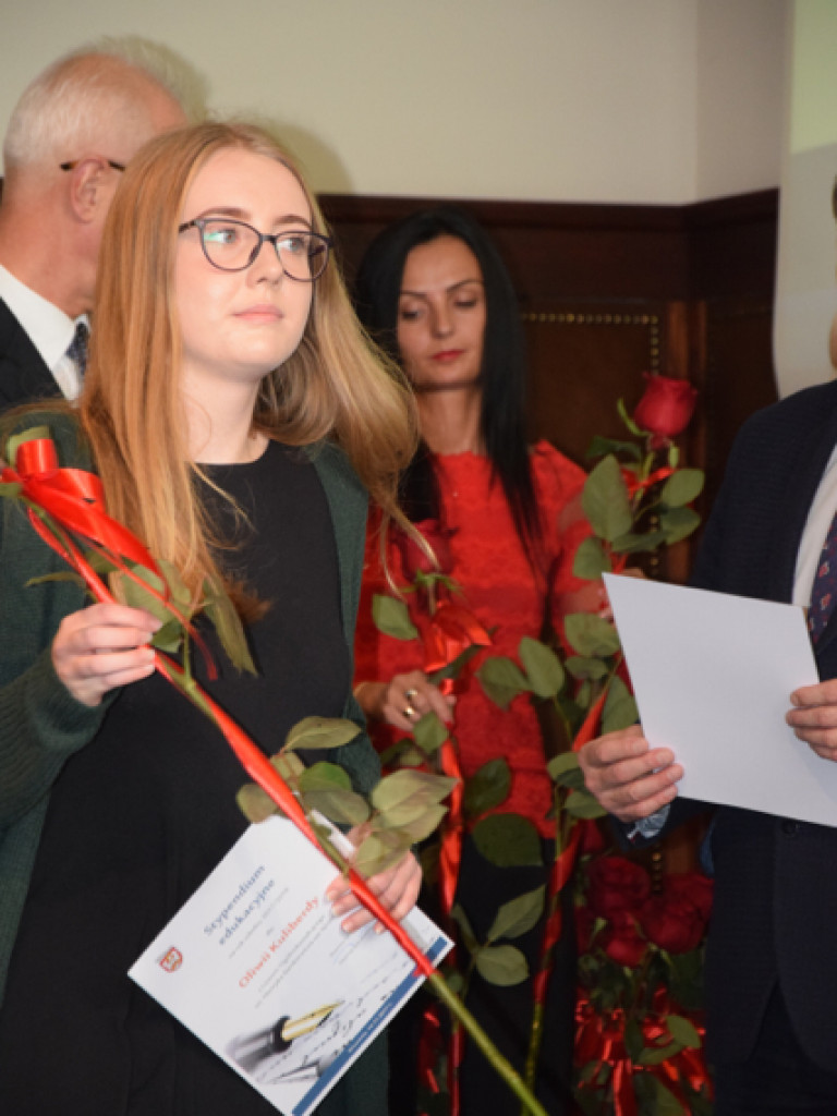 Pomoc finansowa dla najzdolniejszej młodzieży powiatu wrzesińskiego. Starosta wręczył stypendia