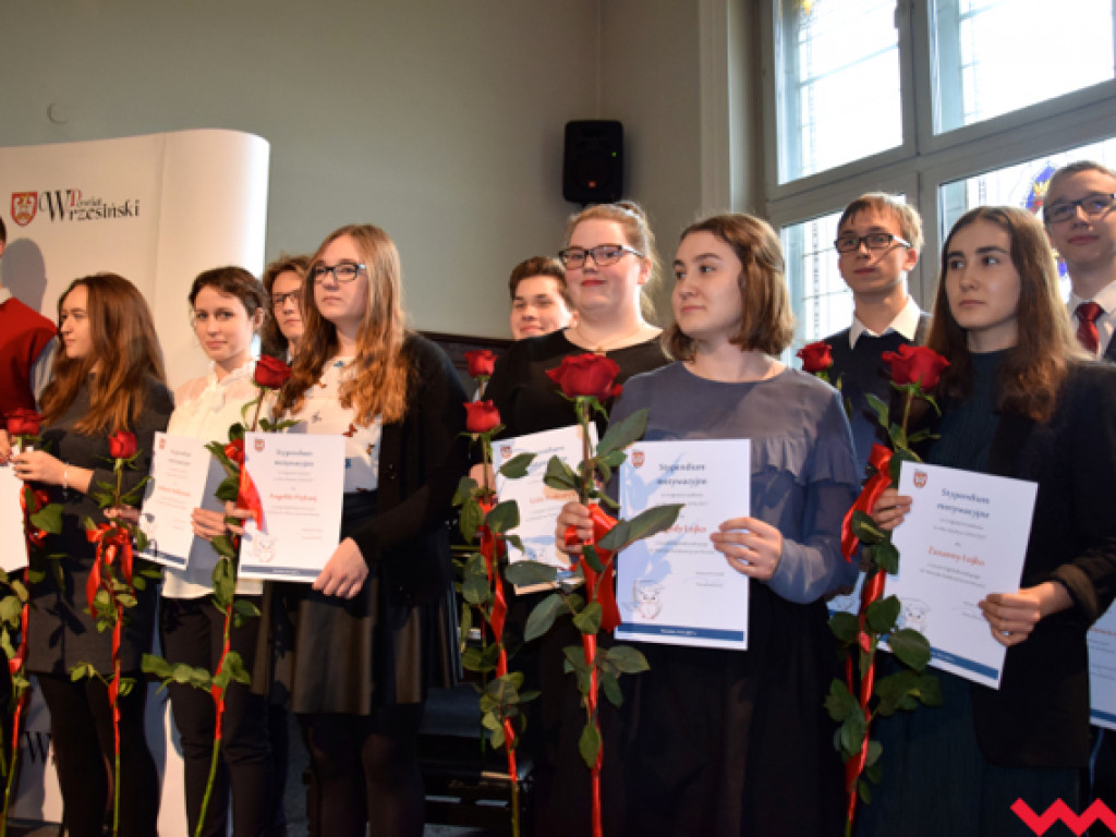 Pomoc finansowa dla najzdolniejszej młodzieży powiatu wrzesińskiego. Starosta wręczył stypendia