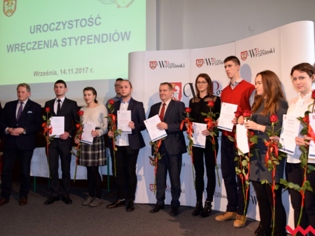 Pomoc finansowa dla najzdolniejszej młodzieży powiatu wrzesińskiego. Starosta wręczył stypendia