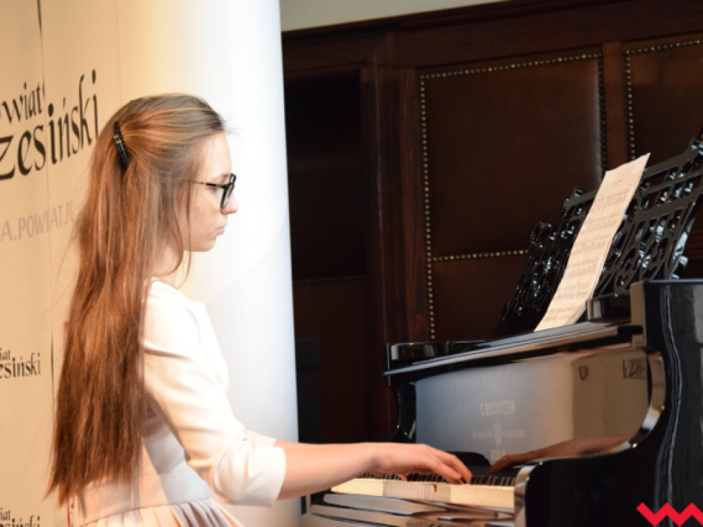 Pomoc finansowa dla najzdolniejszej młodzieży powiatu wrzesińskiego. Starosta wręczył stypendia