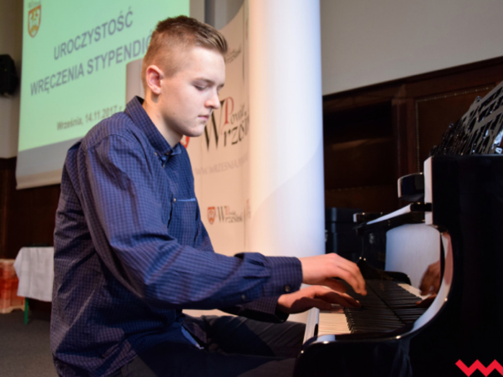 Pomoc finansowa dla najzdolniejszej młodzieży powiatu wrzesińskiego. Starosta wręczył stypendia