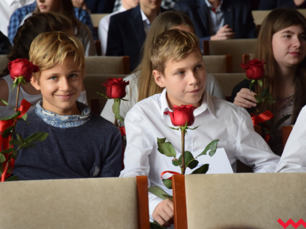 Starosta przyznał stypendia i nagrody sportowcom wyrózniającym się w sezonie 2016/2017