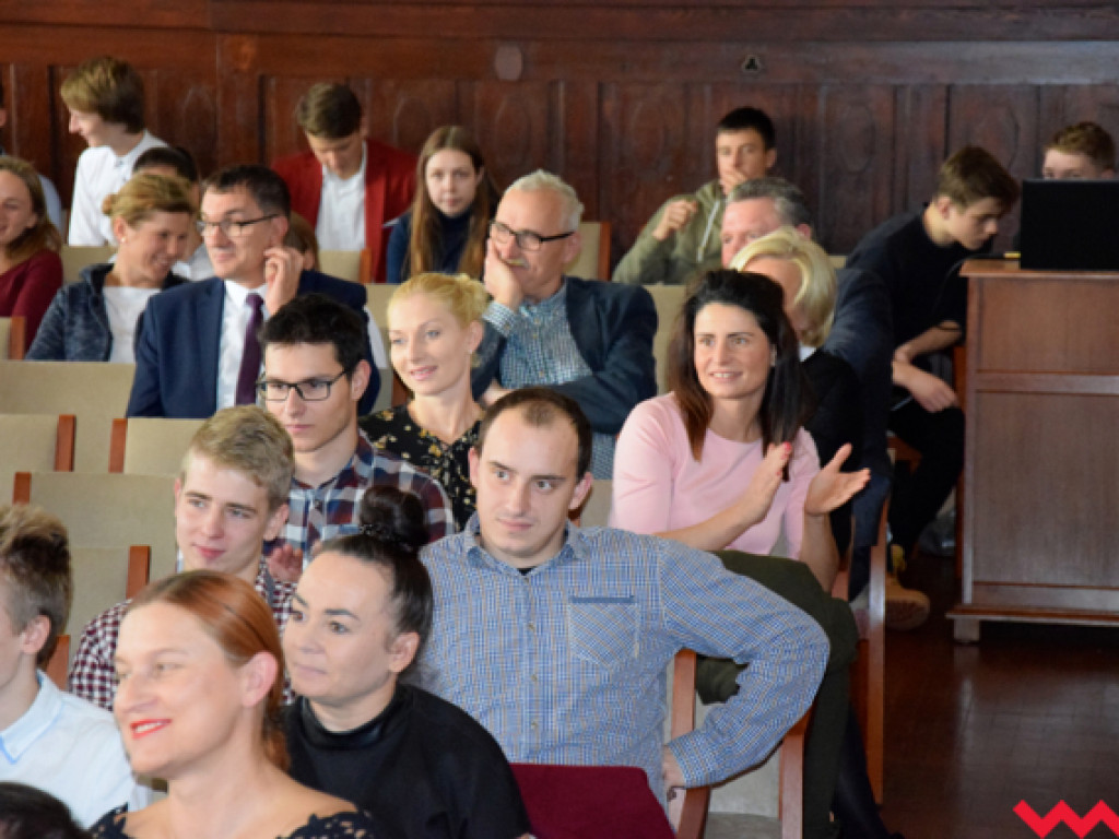 Starosta przyznał stypendia i nagrody sportowcom wyrózniającym się w sezonie 2016/2017