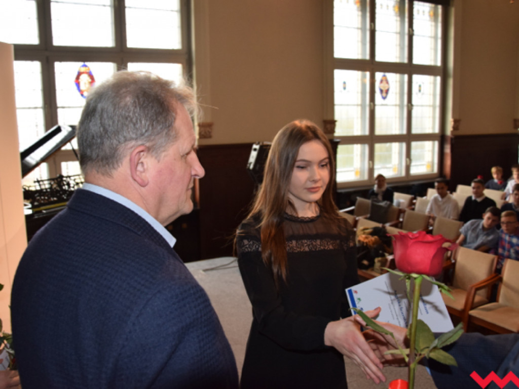 Starosta przyznał stypendia i nagrody sportowcom wyrózniającym się w sezonie 2016/2017