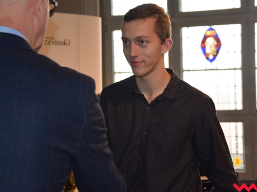 Starosta przyznał stypendia i nagrody sportowcom wyrózniającym się w sezonie 2016/2017