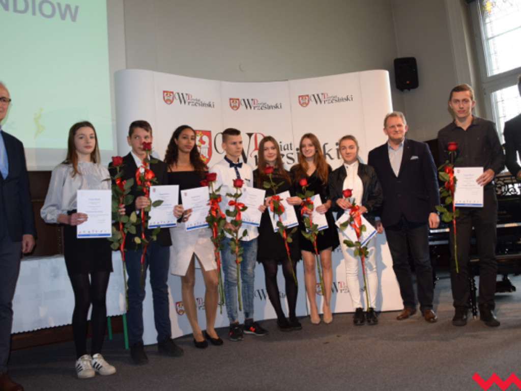 Starosta przyznał stypendia i nagrody sportowcom wyrózniającym się w sezonie 2016/2017