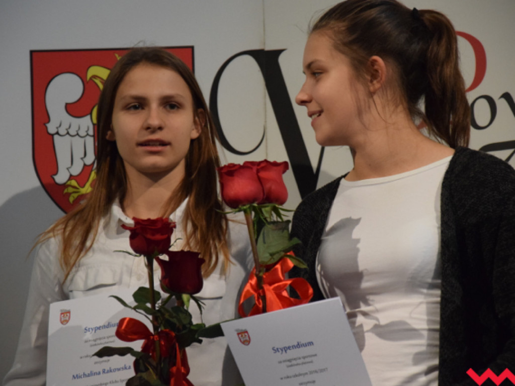 Starosta przyznał stypendia i nagrody sportowcom wyrózniającym się w sezonie 2016/2017