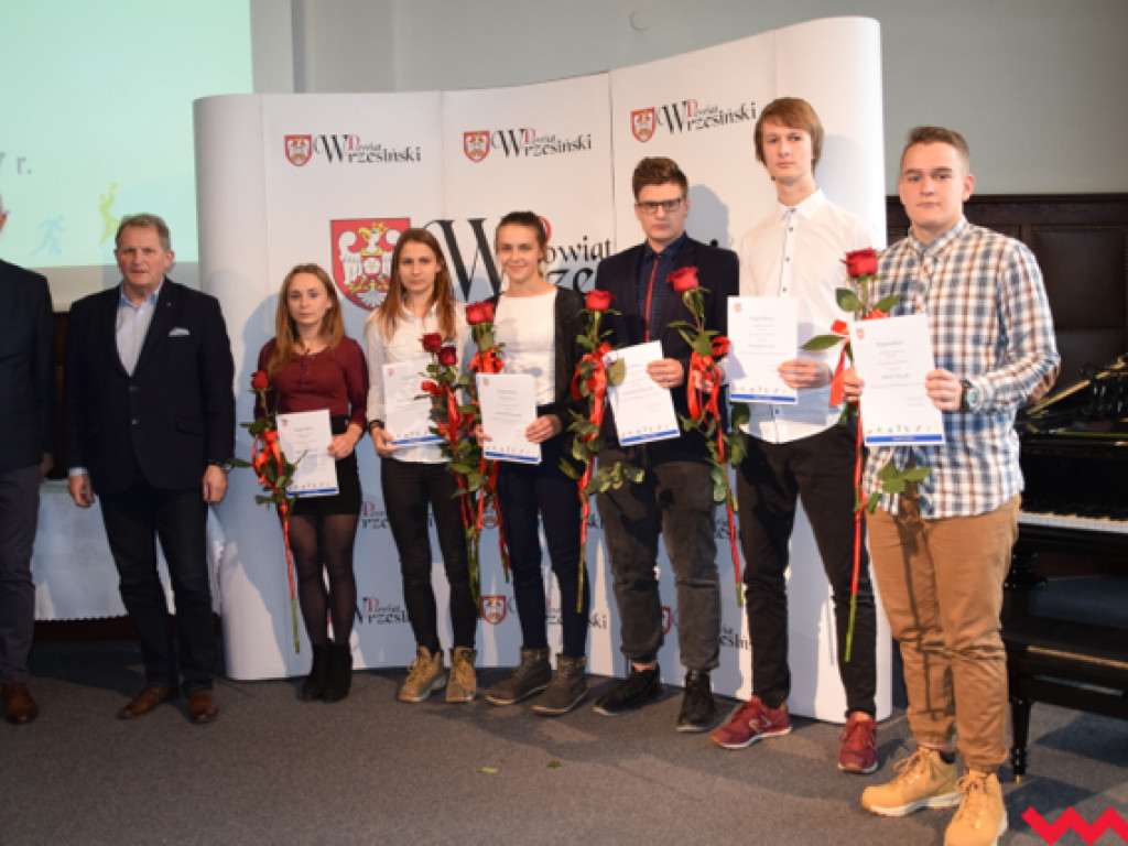 Starosta przyznał stypendia i nagrody sportowcom wyrózniającym się w sezonie 2016/2017