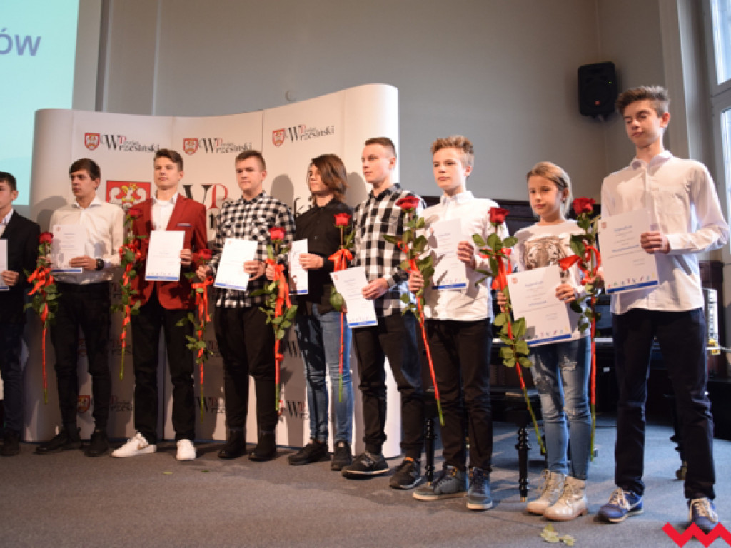 Starosta przyznał stypendia i nagrody sportowcom wyrózniającym się w sezonie 2016/2017