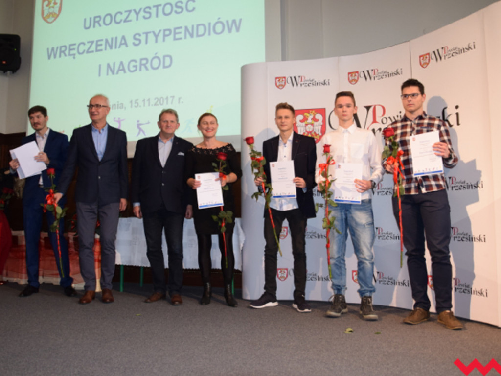 Starosta przyznał stypendia i nagrody sportowcom wyrózniającym się w sezonie 2016/2017