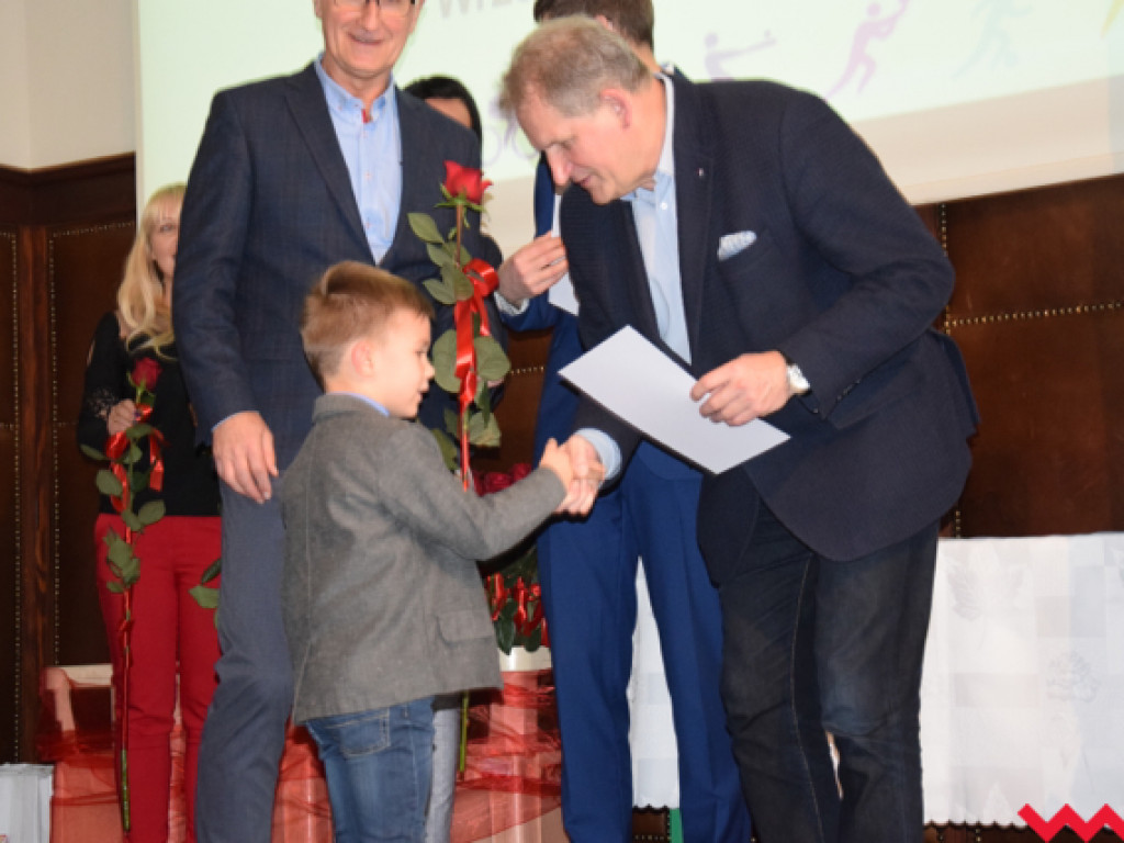 Starosta przyznał stypendia i nagrody sportowcom wyrózniającym się w sezonie 2016/2017