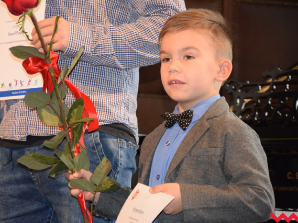 Starosta przyznał stypendia i nagrody sportowcom wyrózniającym się w sezonie 2016/2017