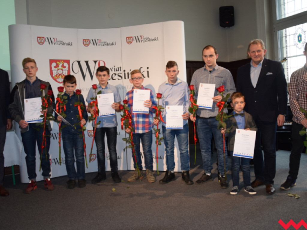 Starosta przyznał stypendia i nagrody sportowcom wyrózniającym się w sezonie 2016/2017