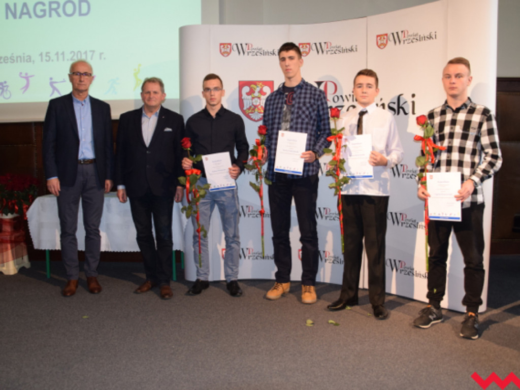 Starosta przyznał stypendia i nagrody sportowcom wyrózniającym się w sezonie 2016/2017