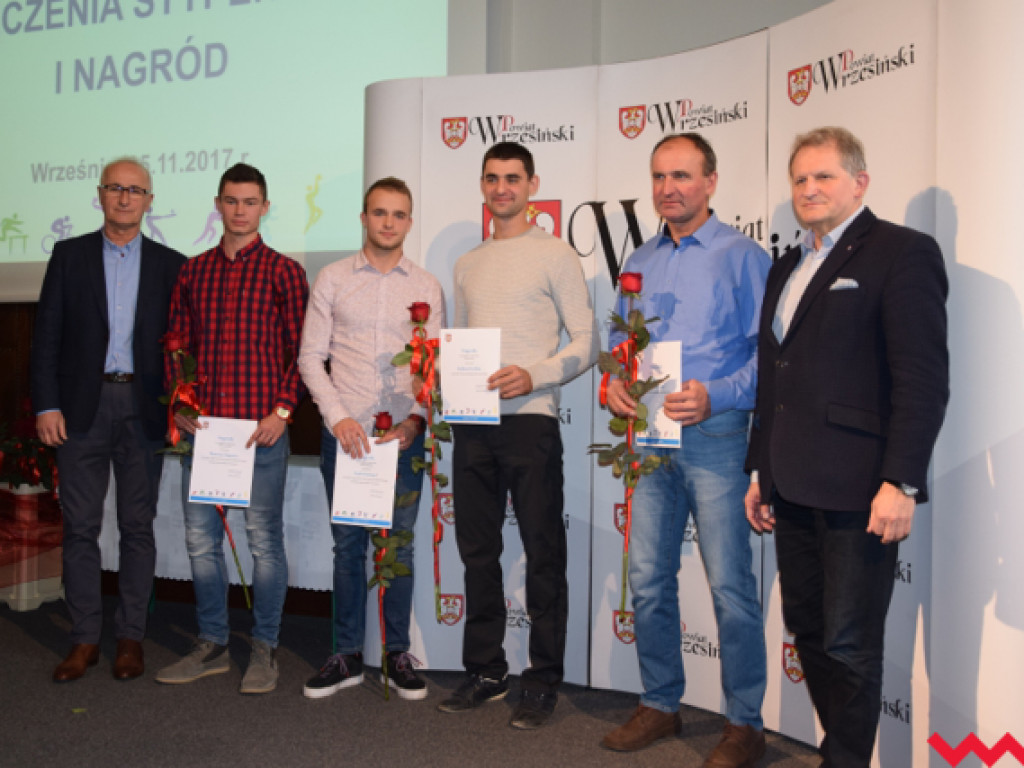Starosta przyznał stypendia i nagrody sportowcom wyrózniającym się w sezonie 2016/2017