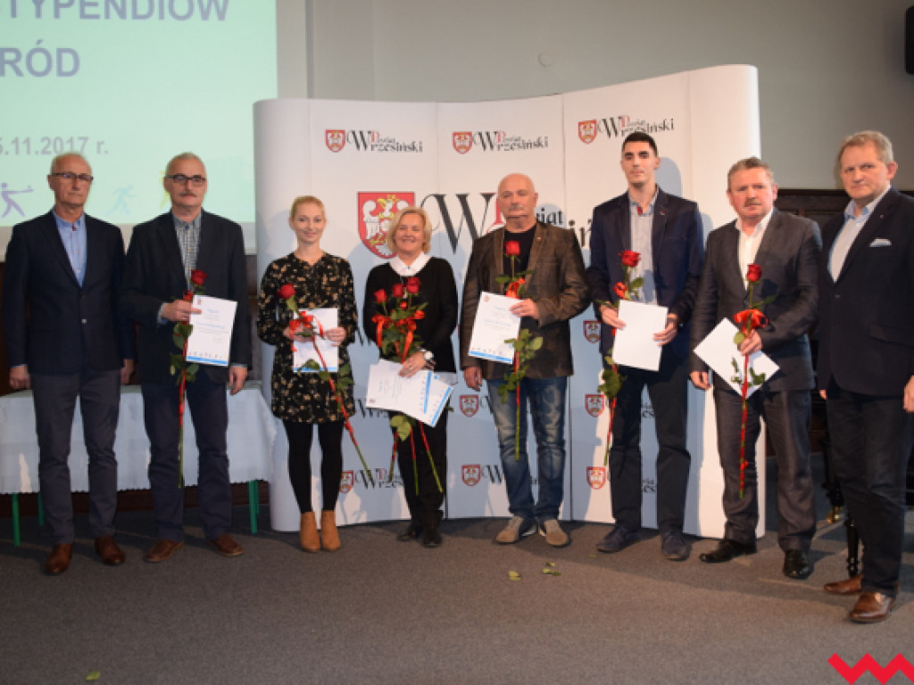 Starosta przyznał stypendia i nagrody sportowcom wyrózniającym się w sezonie 2016/2017