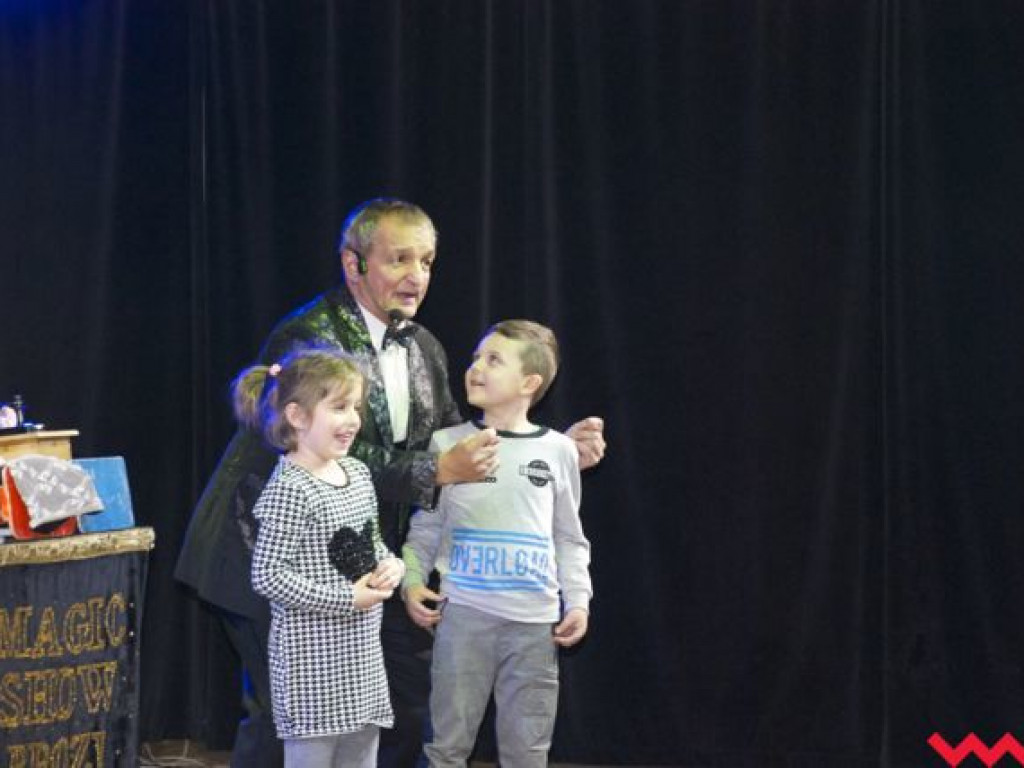 Magiczne Andrzejki w Nekli. Brozi Magic Show rozbawił publiczność