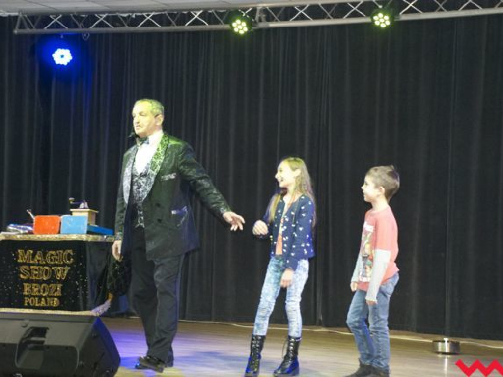 Magiczne Andrzejki w Nekli. Brozi Magic Show rozbawił publiczność