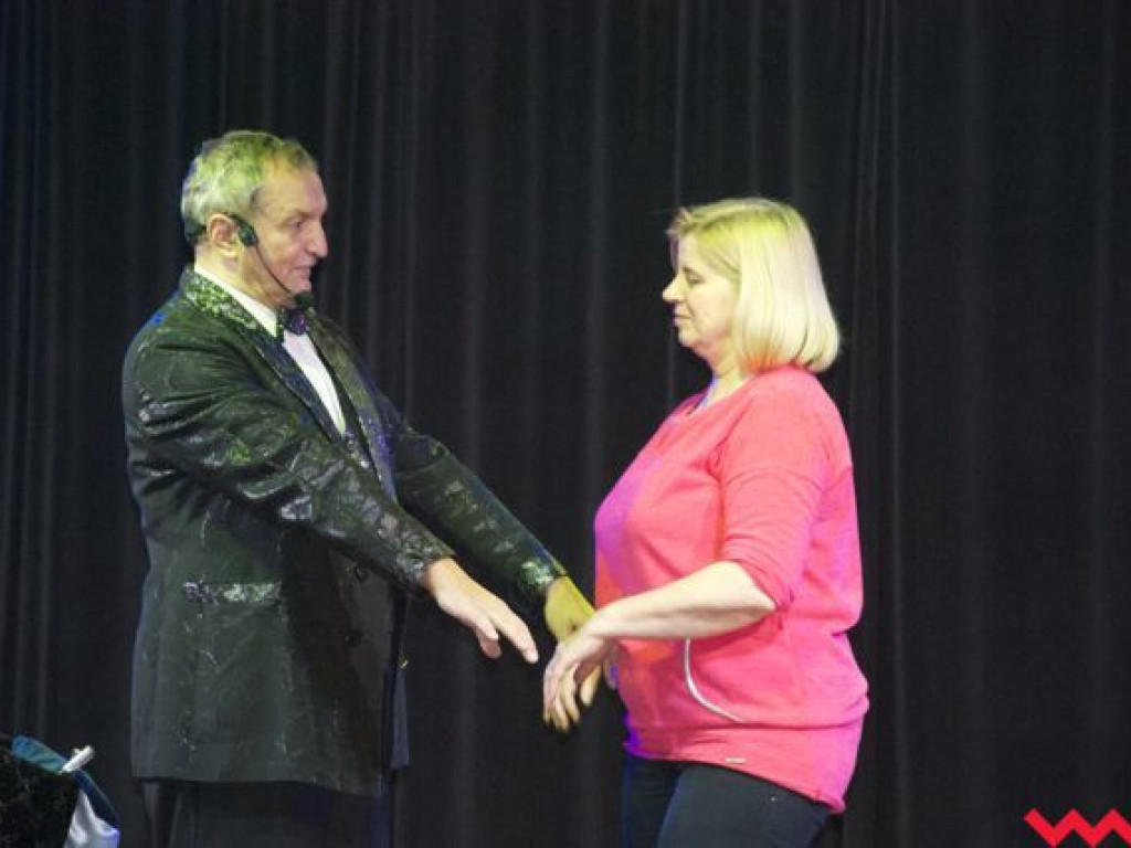 Magiczne Andrzejki w Nekli. Brozi Magic Show rozbawił publiczność