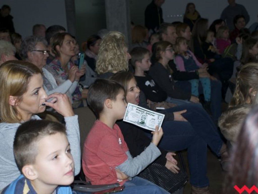 Magiczne Andrzejki w Nekli. Brozi Magic Show rozbawił publiczność