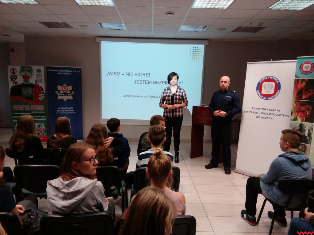 Spotkanie profilaktyczne dla młodzieży z policjantami