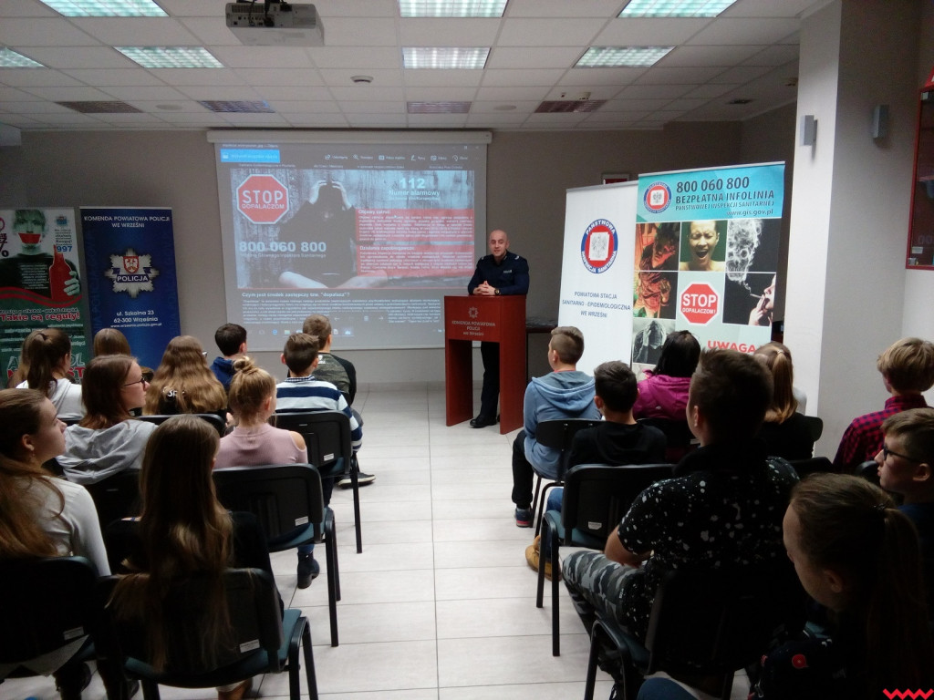 Spotkanie profilaktyczne dla młodzieży z policjantami