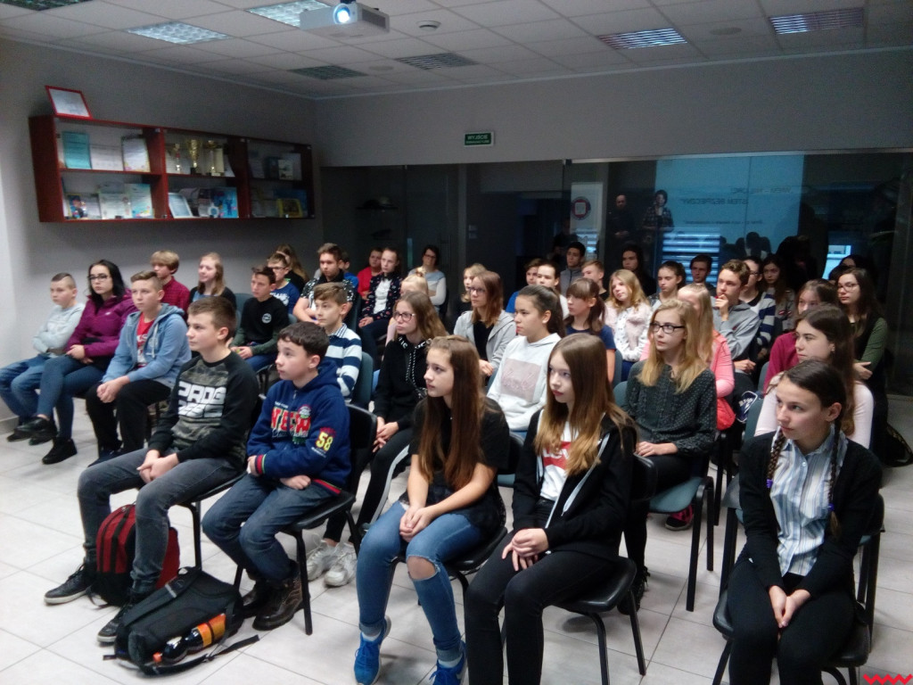 Spotkanie profilaktyczne dla młodzieży z policjantami