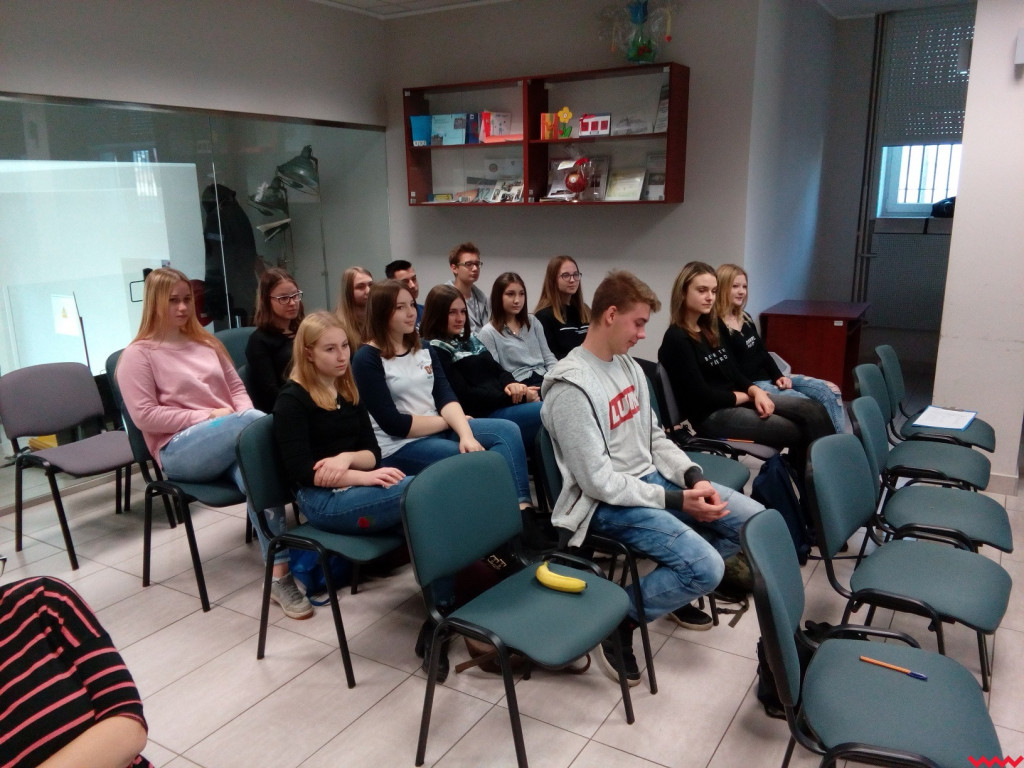 Spotkanie profilaktyczne dla młodzieży z policjantami