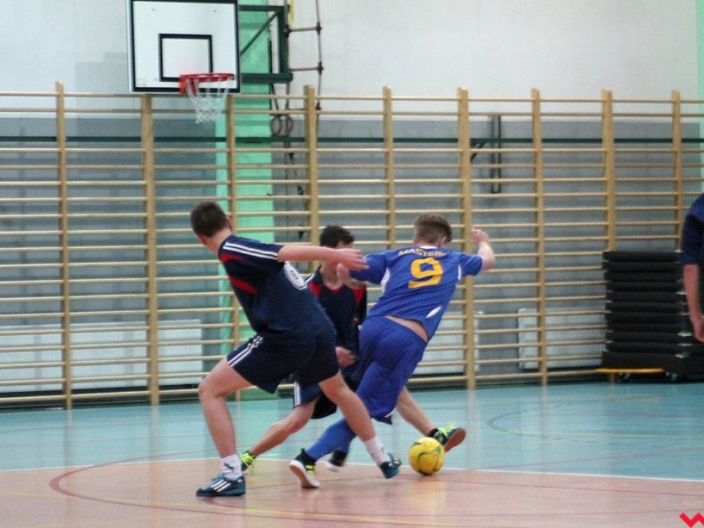 Zacięta walka w lidze halowej