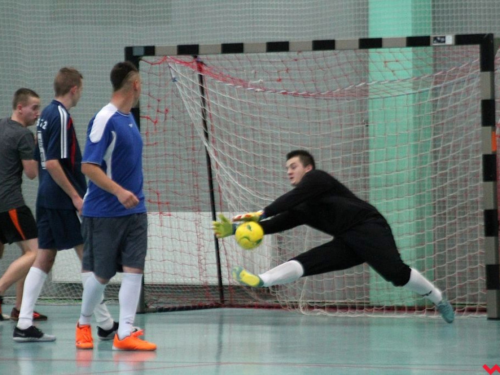 Zacięta walka w lidze halowej