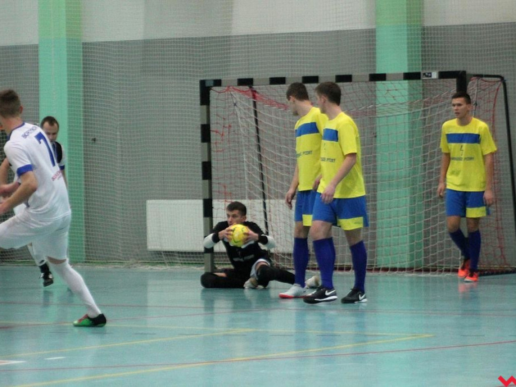 Zacięta walka w lidze halowej