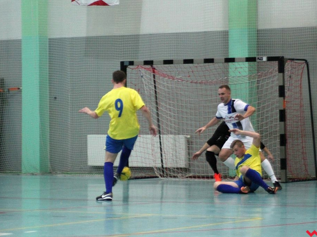 Zacięta walka w lidze halowej