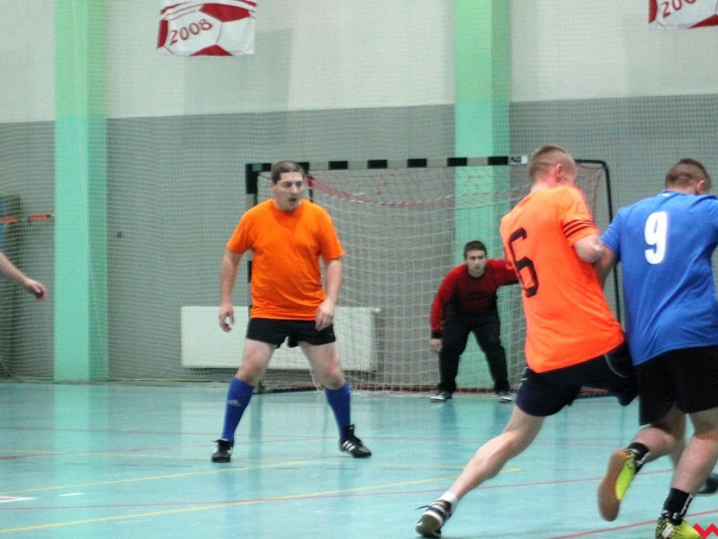 Zacięta walka w lidze halowej