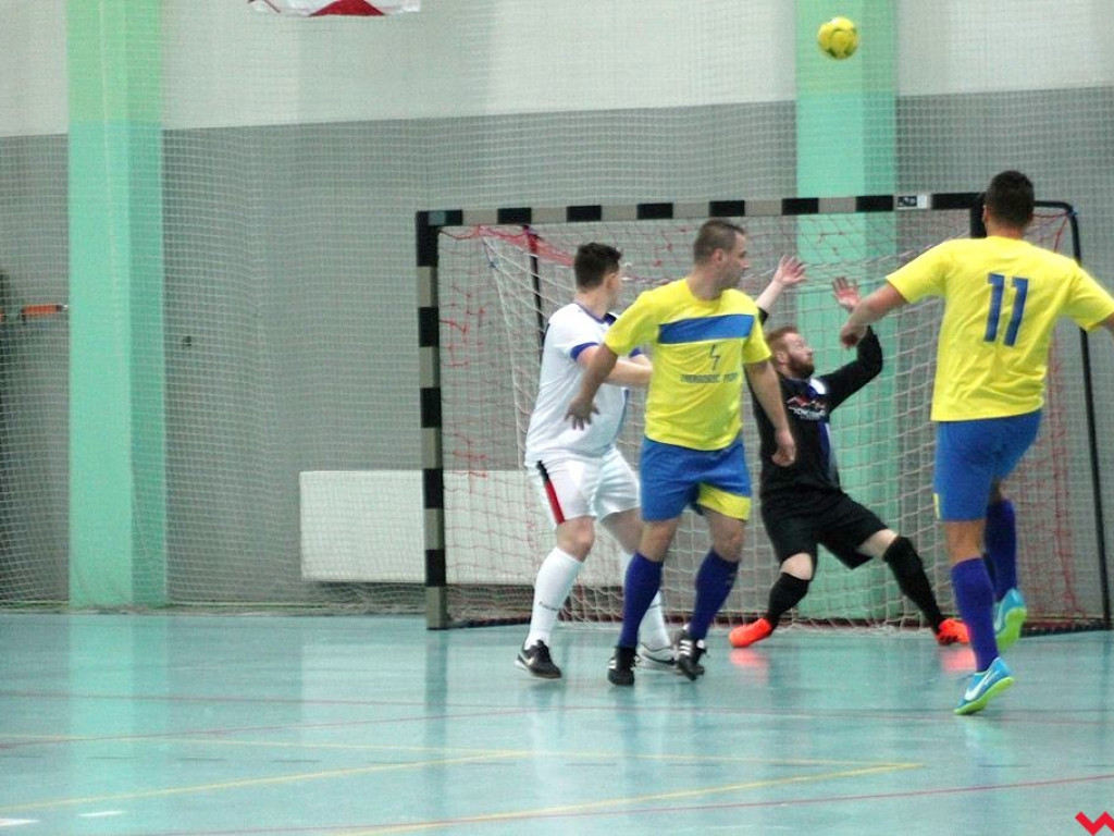 Zacięta walka w lidze halowej