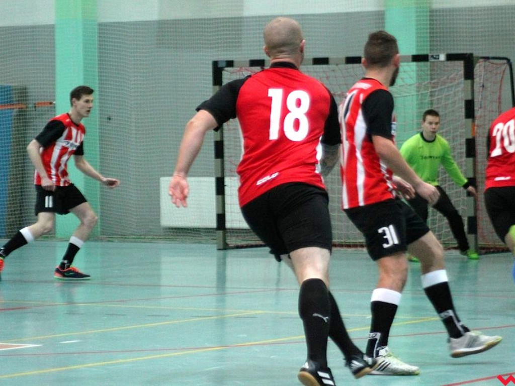 Zacięta walka w lidze halowej