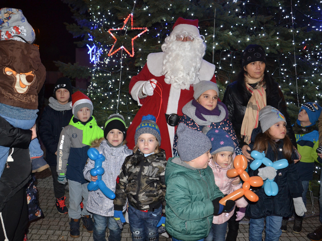 Światełka na choince zapalone. Mieszkańcy Nekli odliczają dni do Bożego Narodzenia