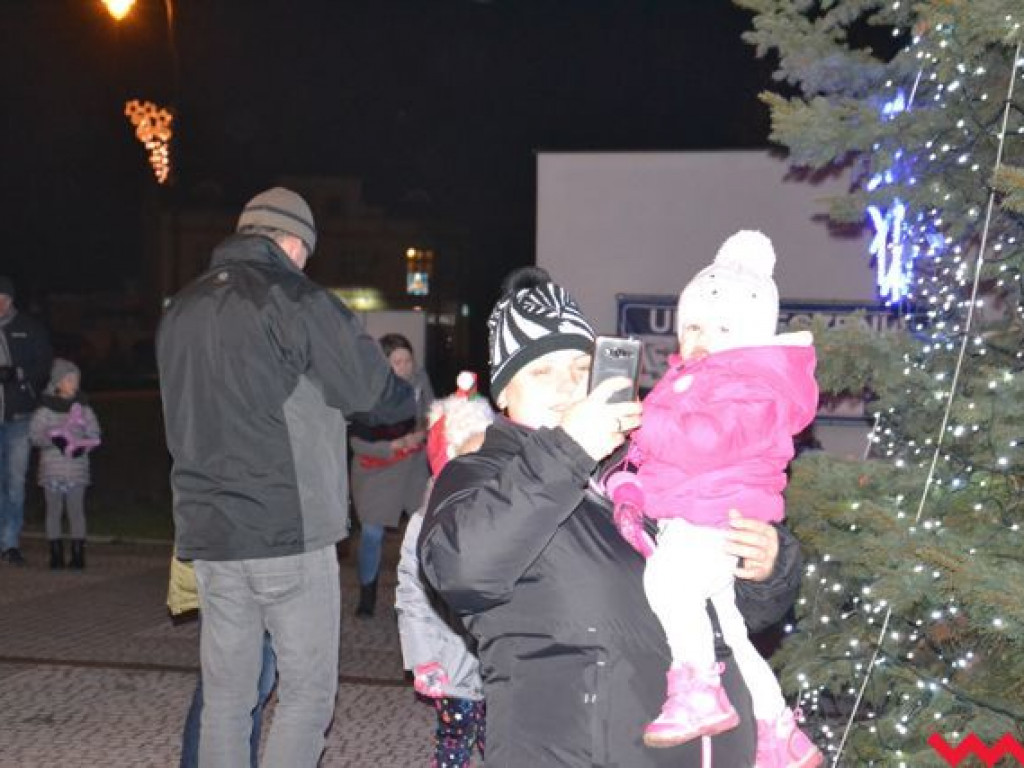 Światełka na choince zapalone. Mieszkańcy Nekli odliczają dni do Bożego Narodzenia