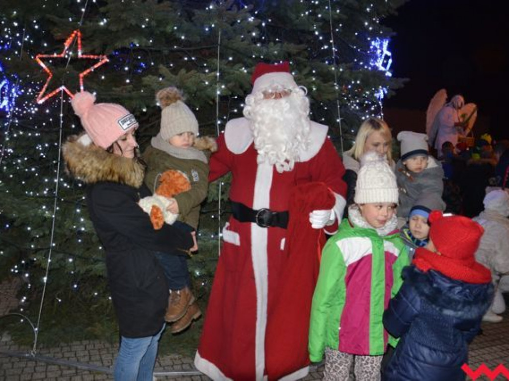 Światełka na choince zapalone. Mieszkańcy Nekli odliczają dni do Bożego Narodzenia