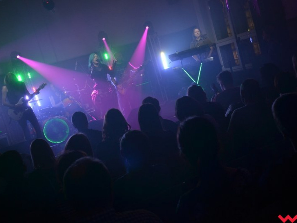 Licealna aula zadrżała w posadach na koncercie Closterkellera